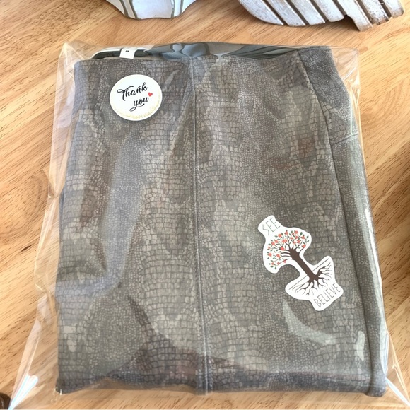 Anthropologie Metallic Snake Leggings Size 29 - Picture 12 of 12